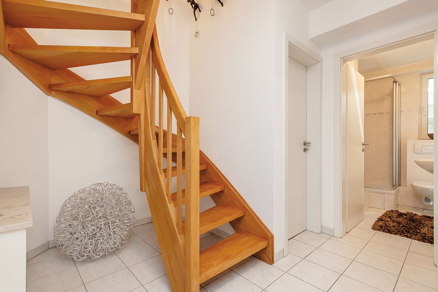 Treppe zwischen den Ebenen